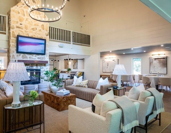 TV, fireplace