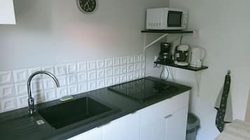 Cafetera y tetera, refrigerador, microondas y parrilla de estufa