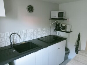 Coffee/tea maker, fridge, microwave, stovetop - Getaway  (Fontvieille)