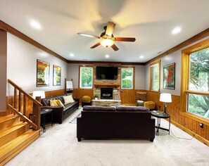 Smart TV, lareira, livros, monitores de computador