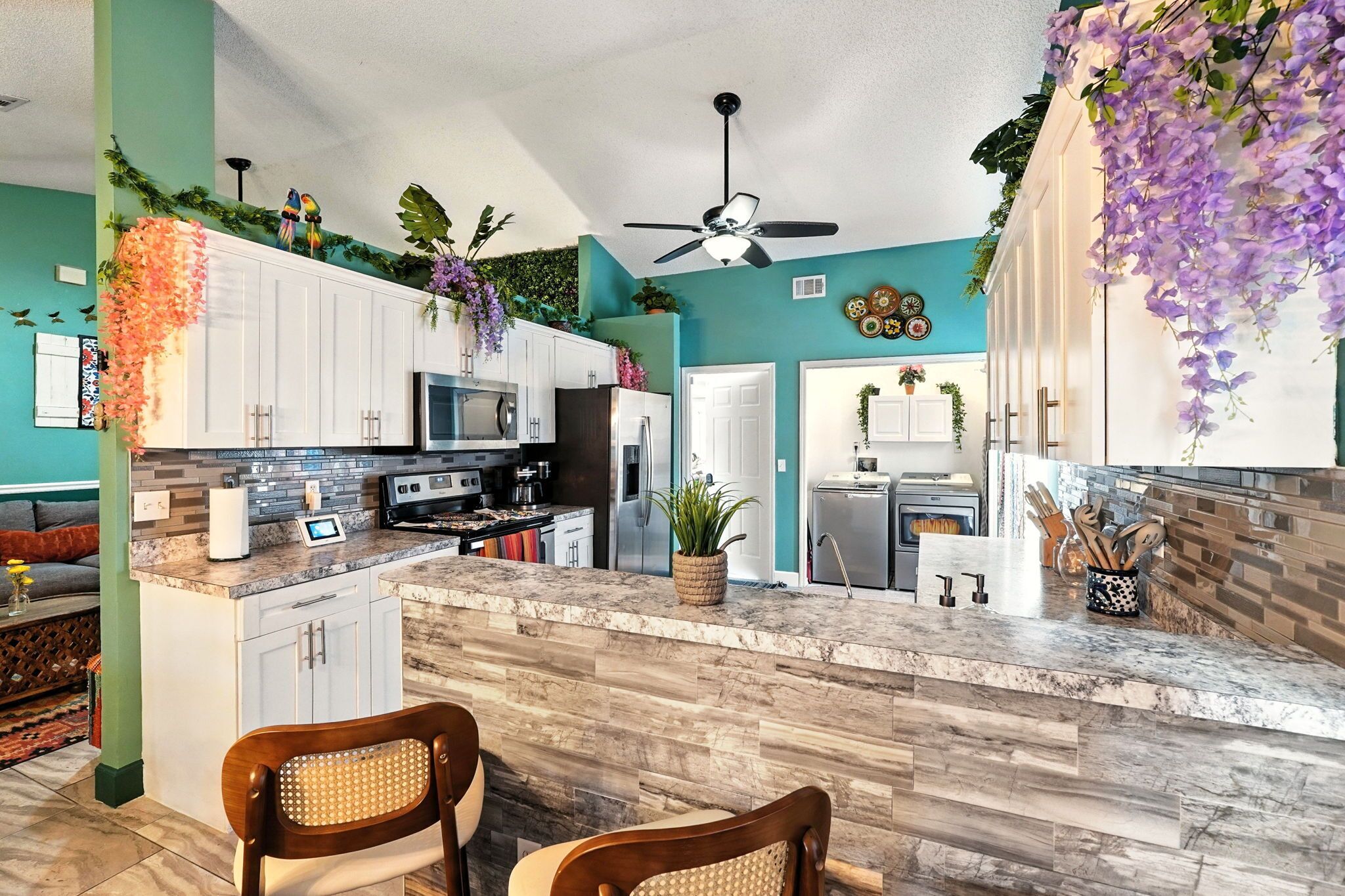 Kjøleskap, mikrobølgeovn, ovn og kokeplater