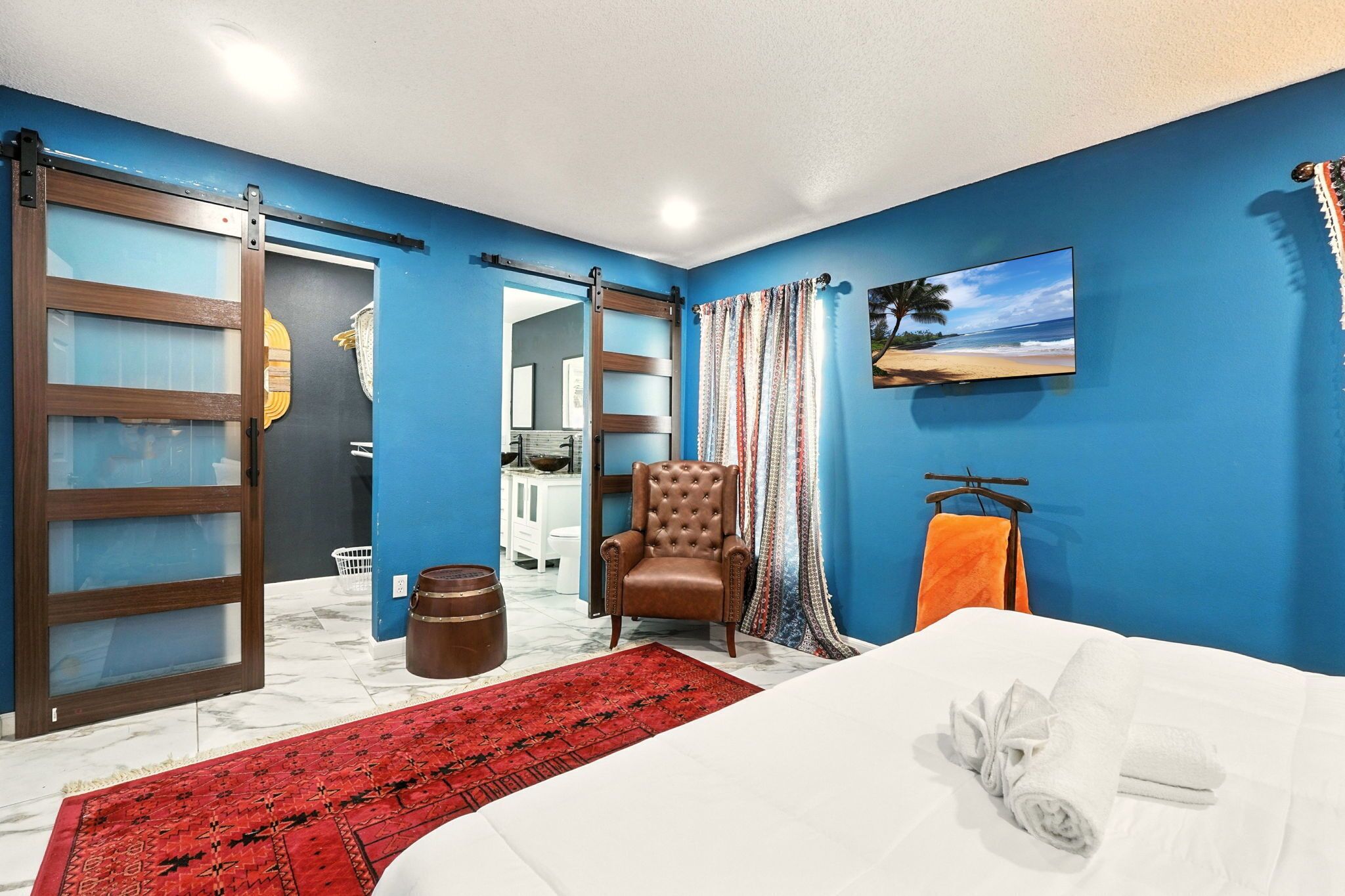 4 soverom, skrivebord, strykejern/-brett og reiseseng for barn