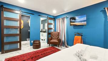 4 soverom, skrivebord, strykejern/-brett og reiseseng for barn