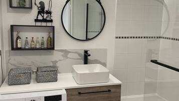 Een haardroger, handdoeken, zeep, shampoo