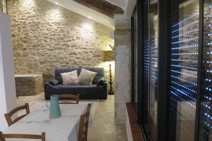 Interior - In the heart of a Provencal village, a converted semi-troglodyte cabin!  (Sérignan-du-Comtat)