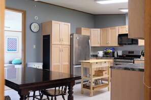 Microondas, horno, parrilla de estufa y lavavajillas 