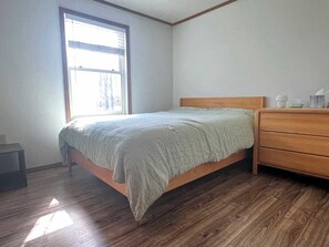 2 bedrooms, desk, WiFi, bed sheets