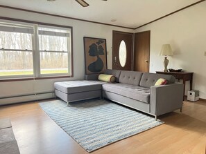 Smart TV, chimenea y monitor de computadora 