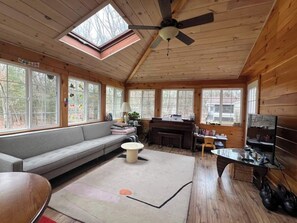 TV connectée, cheminée, écrans d'ordinateur