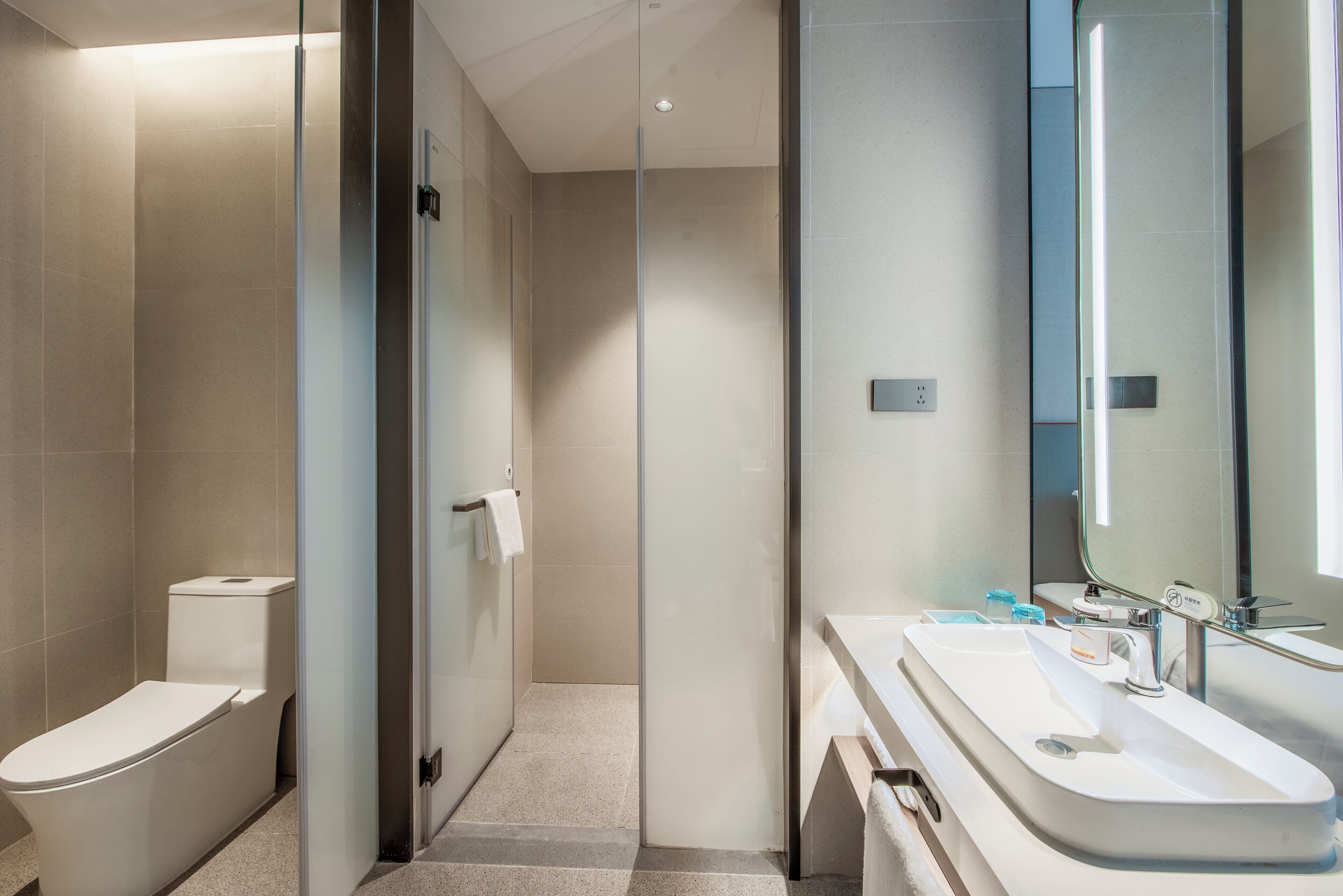 Shower, hydromassage showerhead, free toiletries, hair dryer