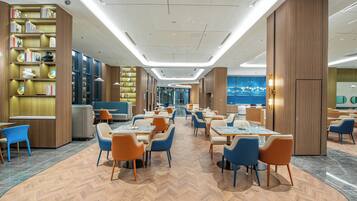 Café da manhã com buffet grátis todos os dias