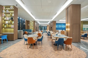Café da manhã com buffet grátis todos os dias