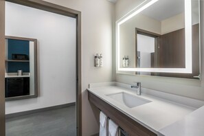 Combined shower/tub, towels - Holiday Inn Express Savannah Gateway by IHG (Savannah)
