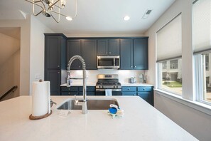 Fridge, microwave, oven, stovetop - The Sente, Spacious 3 BD Home, Five Minutes to Downtown Charlotte, Fits 8 Guests (Charlotte)