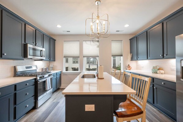 Fridge, microwave, oven, stovetop - The Sente, Spacious 3 BD Home, Five Minutes to Downtown Charlotte, Fits 8 Guests (Charlotte)