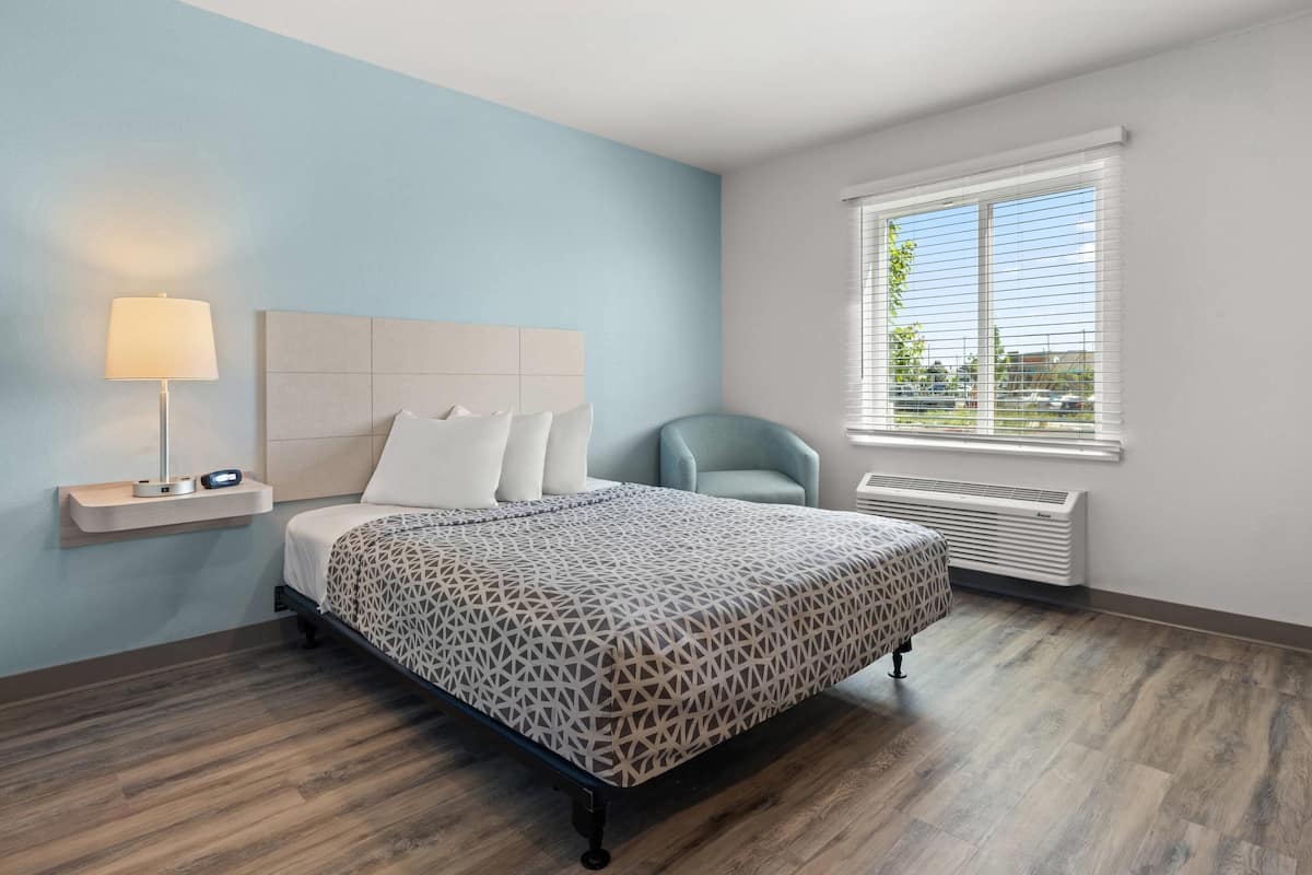 Desk, laptop workspace, free WiFi, bed sheets