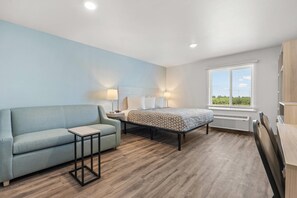 Desk, laptop workspace, free WiFi, bed sheets - Woodspring Suites Ceres - Modesto (Ceres)