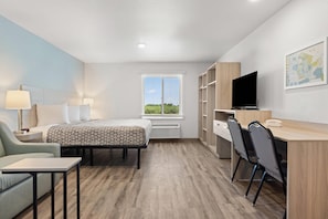Desk, laptop workspace, free WiFi, bed sheets - Woodspring Suites Ceres - Modesto (Ceres)