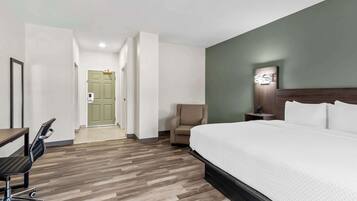 Escritorio, tabla de planchar con plancha, wifi gratis y ropa de cama