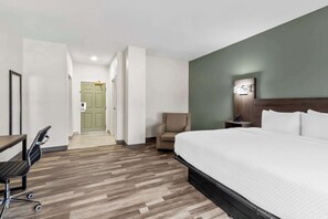 Een bureau, een strijkplank/strijkijzer, gratis wifi, beddengoed