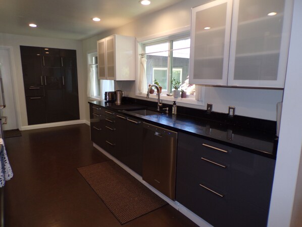 Fridge, microwave, oven, stovetop - Beautiful Home in Amazing SW Portland/Tigard Location (Portland)