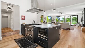 Refrigerador, microondas, horno, placa de cocina