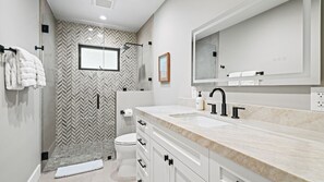 Sèche-cheveux, serviettes fournies