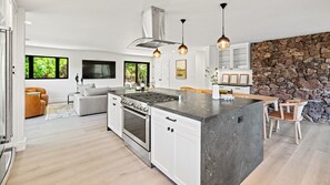 Køleskab, mikrobølgeovn, ovn, kogeplade