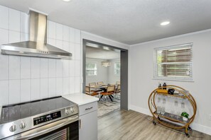 Kylskåp, mikrovågsugn, spishäll och diskmaskin