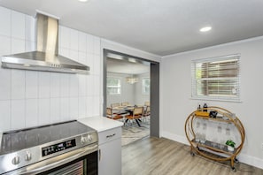 Refrigerador, microondas, placa de cocina, lavavajillas