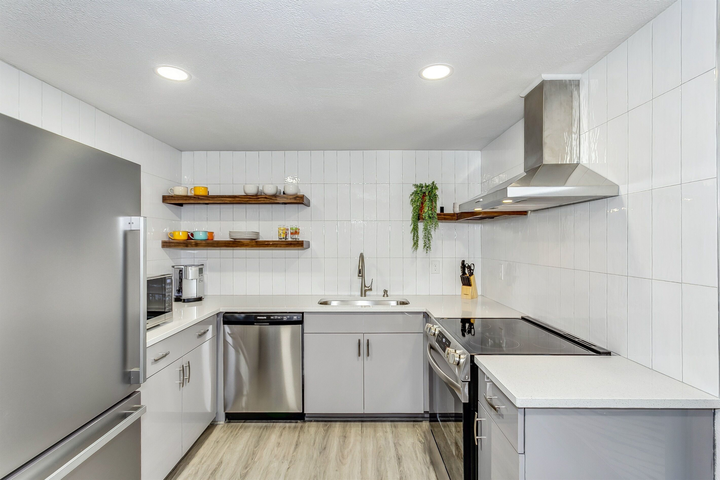 Fridge, microwave, stovetop, dishwasher