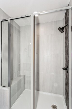 Shower, towels - Pet-Friendly Retreat | Near Beaches | Spacious Yard (Gulf Breeze)