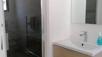 Douche, serviettes fournies, papier toilette