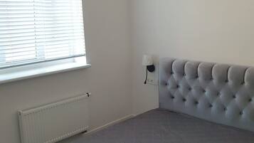 1 habitación, tabla de planchar con plancha, wifi y ropa de cama