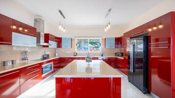 雪櫃、微波爐、焗爐、洗碗機