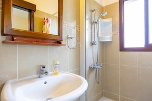 Douche, sèche-cheveux, serviettes fournies