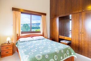 5 chambres, fer et planche à repasser, Wi-Fi, draps fournis