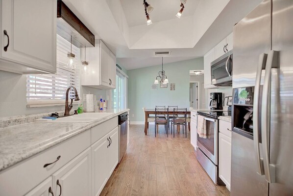 Microwave, oven, stovetop, dishwasher - Charming 3-bedroom house in serene Lake Placid with AC, WiFi (Lake Placid)