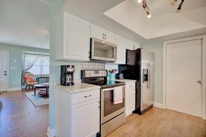 Microwave, oven, stovetop, dishwasher - Charming 3-bedroom house in serene Lake Placid with AC, WiFi (Lake Placid)