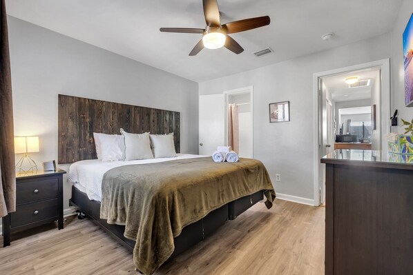 2 bedrooms, desk, iron/ironing board, free WiFi - Townhome with 2 bedrooms and 2.5 bathrooms. Walking distance to FSU/DOAK. (Tallahassee)