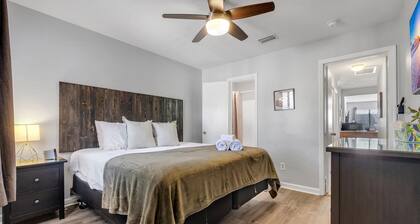 Townhome with 2 bedrooms and 2.5 bathrooms. Walking distance to FSU/DOAK.