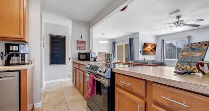 Townhome with 2 bedrooms and 2.5 bathrooms. Walking distance to FSU/DOAK.