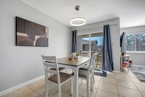 Dining - Townhome with 2 bedrooms and 2.5 bathrooms. Walking distance to FSU/DOAK. (Tallahassee)