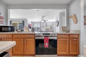 Fridge, microwave, oven, stovetop - Townhome with 2 bedrooms and 2.5 bathrooms. Walking distance to FSU/DOAK. (Tallahassee)