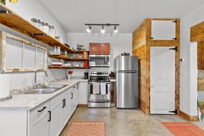 Kühlschrank, Mikrowelle, Ofen, Herdplatte