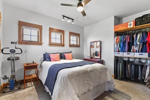 1 dormitorio, escritorio, tabla de planchar con plancha y cuna de viaje