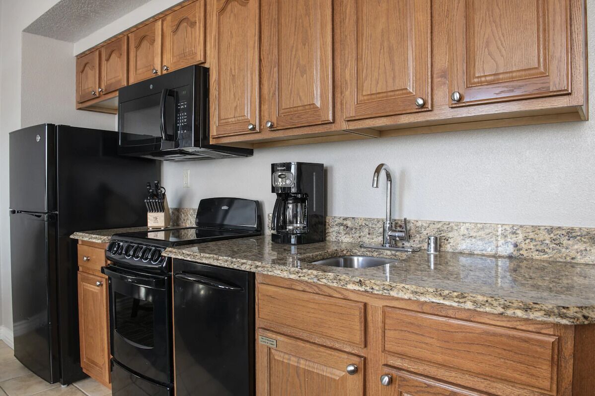 Coffee/tea maker, fridge, microwave, oven