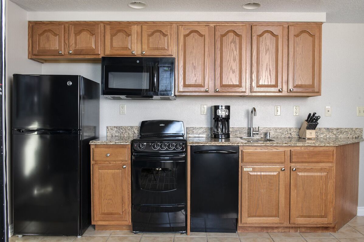 Coffee/tea maker, fridge, microwave, oven