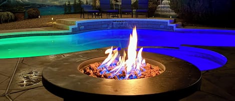 Una piscina al aire libre, una piscina climatizada