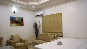 Unclassified image, 4 of 18, button - Zeks Place (Lagos)